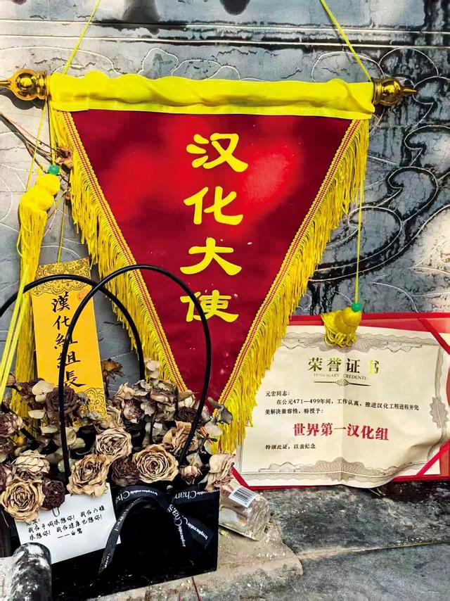 曹操墓前摆满布洛芬，高陵遗址博物馆：清明游客众多，每天有新的人来送，会摆放整齐不会随意清理