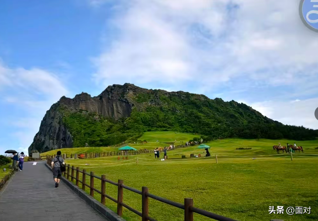 山海交融的独特火山锥景观 韩国济州岛的城山日出峰有四大地形看点