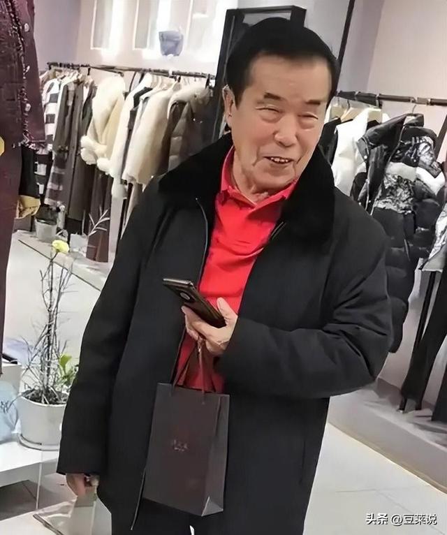 老艺术家何庆魁，被自己亲儿子捅刀：他嫖不动了，每月1万够花