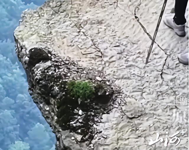 重庆赵云山网红悬崖栈道裂缝加剧，当地回应