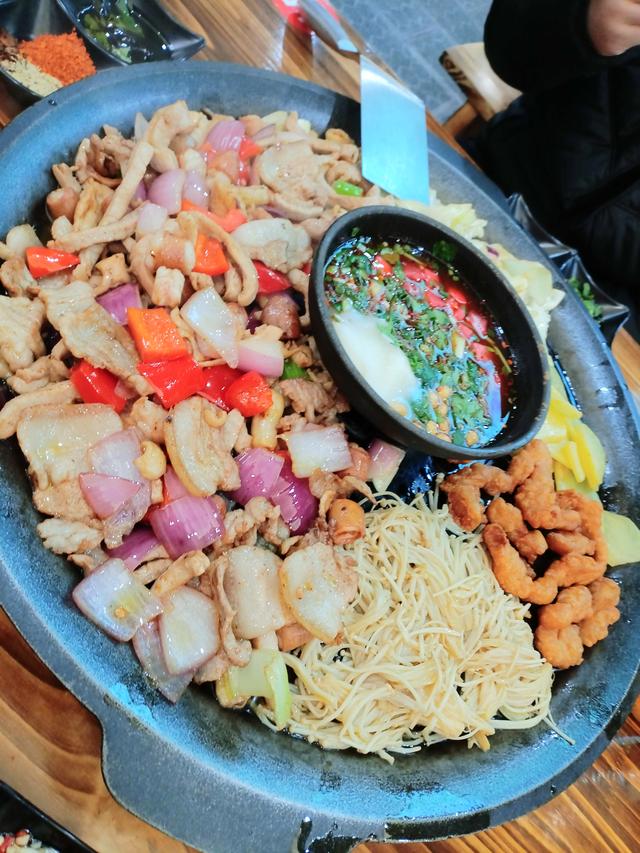 贵阳青云路，藏着烟火与新潮的夜