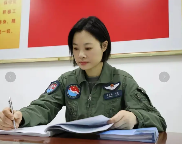 阅兵女机长身份曝光！私生活被扒牺牲太大，老公身份也不简单