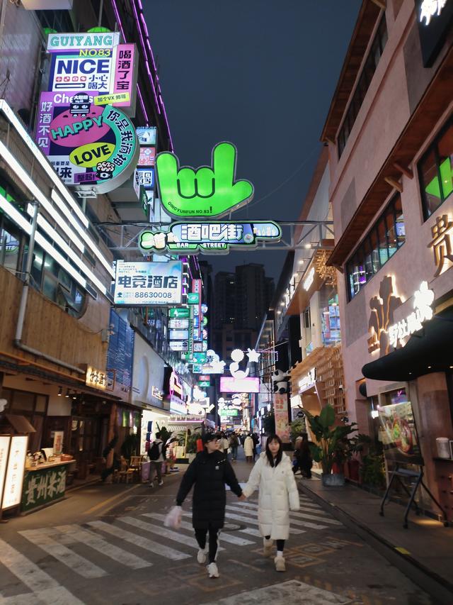 贵阳青云路，藏着烟火与新潮的夜