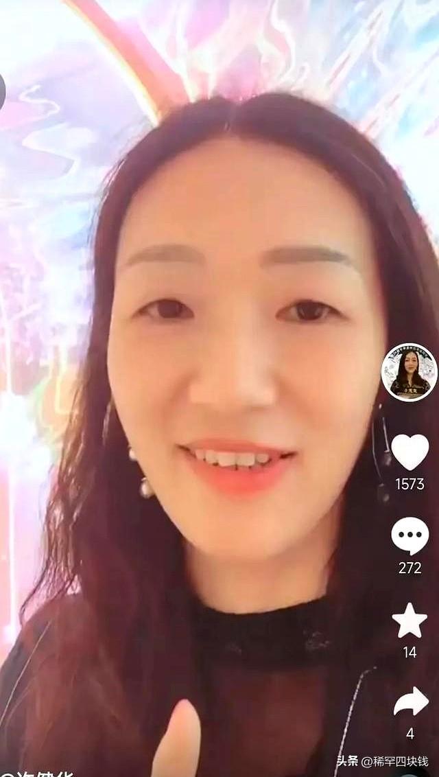 浩南妈妈许建华终于想开了，主动晒出了好多曾经的照片