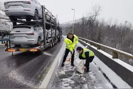 鄂西北高速全员出击抗击冰雪保畅通图片