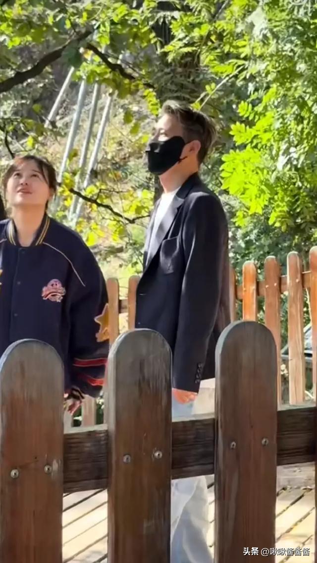 辛柏青终于露面了！和李乃文一起现身大孤山	，17岁女儿像朱媛媛