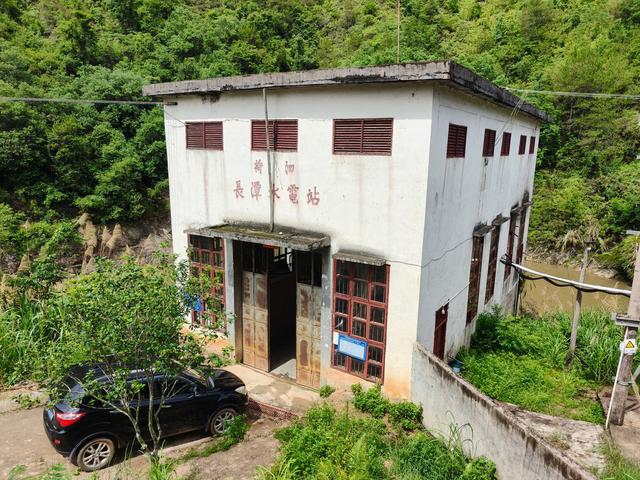 上当了！玩水挖沙捞鱼露营“宝藏地”，荷泗长潭水电站原来这样的
