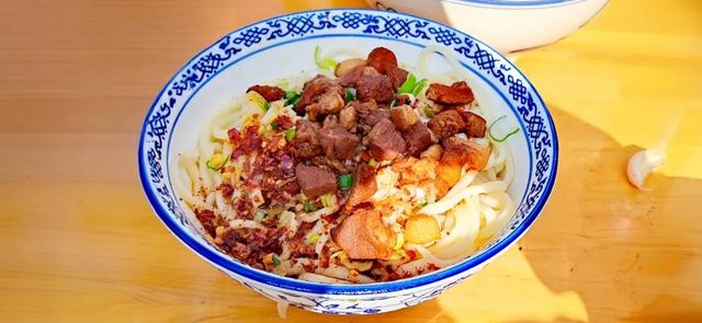 长安东曹村，帝王陵园里的面馆吃油泼三合一