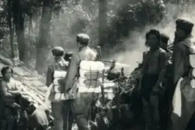 1956年，解放军在云南哀牢山发现一群原始人，如今他们过得怎样？图片