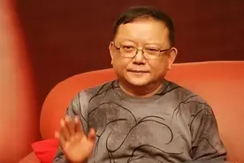 王刚和儿子相差60岁，妻儿每月花销100万，75岁的他仍在拼命赚钱图片