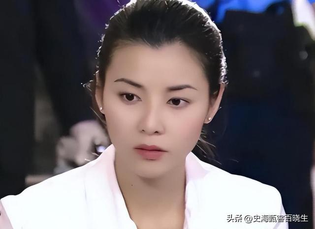 21岁拍三级，30岁被出轨，38岁嫁大佬，如今52岁没孩子也被宠成宝