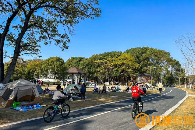 周末天气晴好，市民乐享冬日暖阳