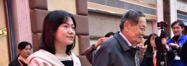 “报应”终于来了！杨振宁一生聪明，却在与翁帆的爱情中迷茫