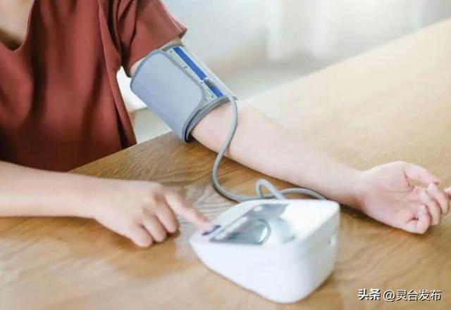 高血压与穿袜子有关？医生强调：穿袜子时，要多留意这3点！