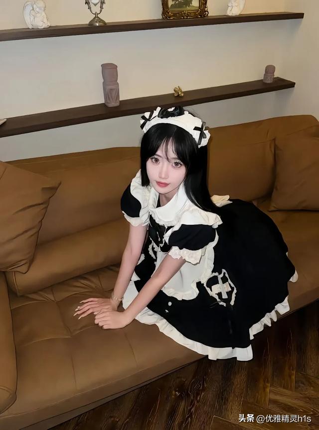黑丝女仆装：魅力四溢的风情画卷