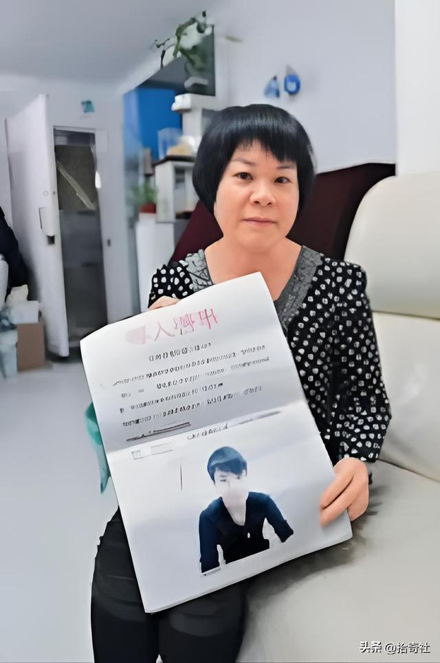 小太妹操控三中年男人，教训说她坏话男生，围殴后抛入大海中溺毙