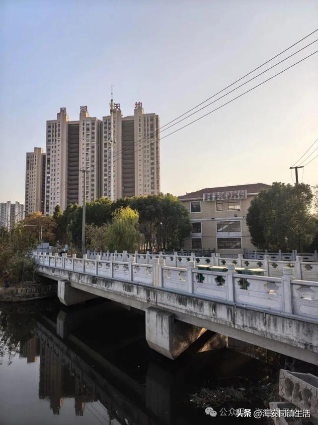 在海安新立发桥上看看老通扬河的水，回味春秋风云！