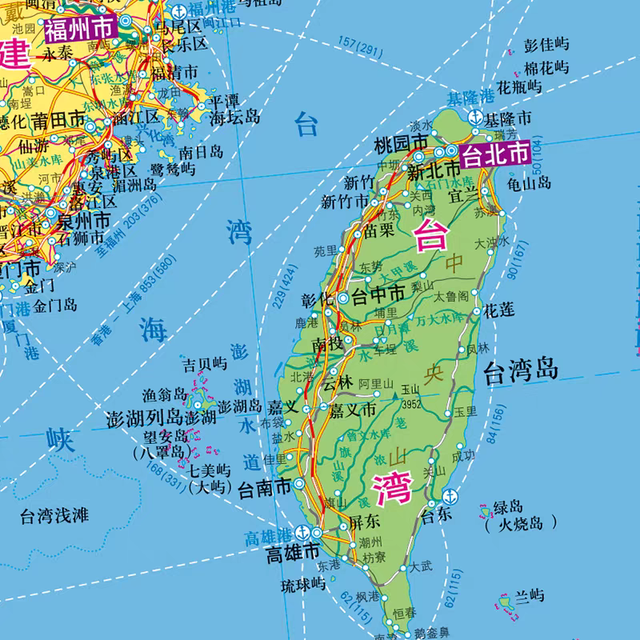 澎湖列岛澎湖县马公市，那里有跨海大桥连接三岛，澎湖湾海水湛蓝