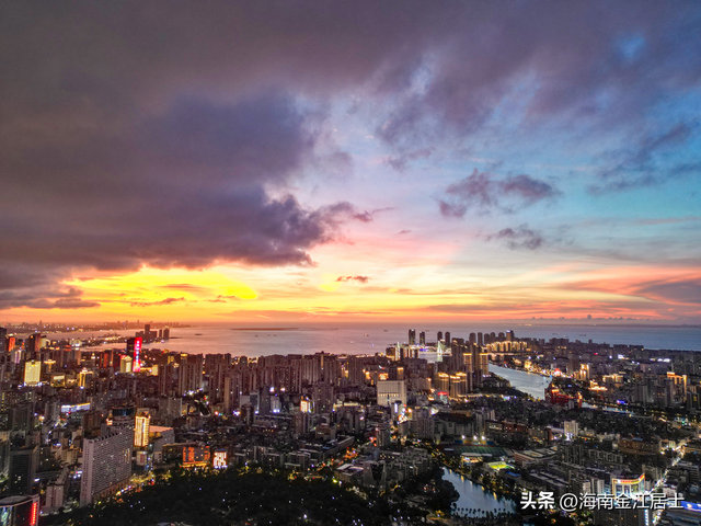 海口湾上空绝美的7月的晚霞（多图）