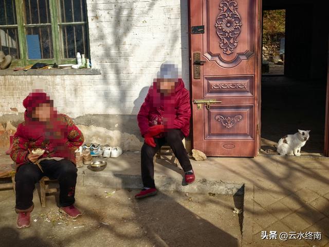 游览了这片芦花后，我又到蓝田这个没有拆掉的村子，见到这些老人