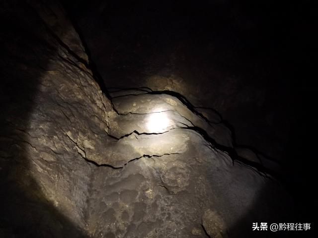 偏远乡野中寻找一个古寺遗址，探险一个深邃溶洞