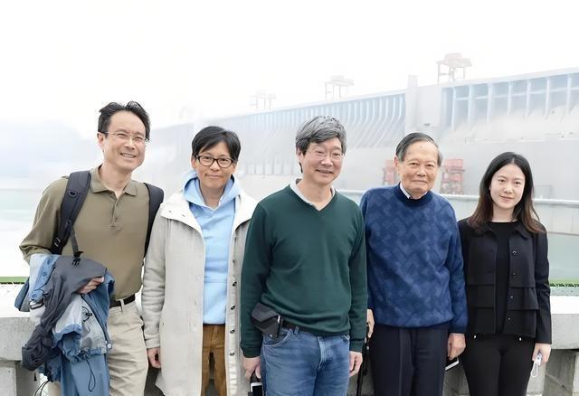 杨光宇赴八宝山送别父亲杨振宁！父亲走了，他仍会把翁帆当亲人