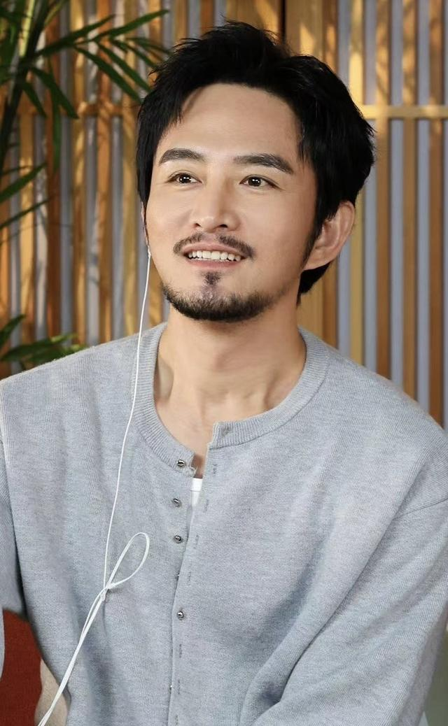 06年参加加油好男儿的张晓晨帅气自信迷人如今变成成熟稳重男人。