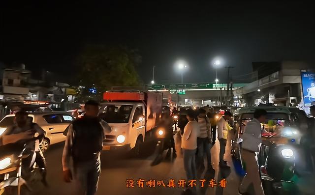 东北小伙闯印度，窜稀5天，参观火葬场发现骨灰撒恒河，恶心坏了