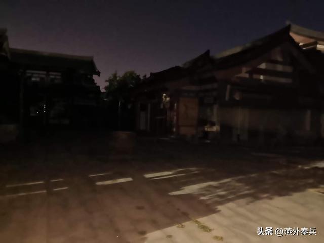 华清宫外的夜色，是文旅的尴尬，居民的闲娱，游客的懵逼