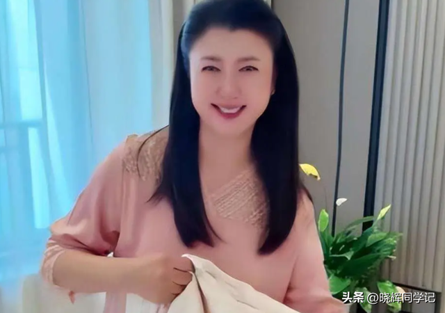 闫学晶道歉不到24小时，担心的一幕还是发生了，舆论反扑更加猛烈