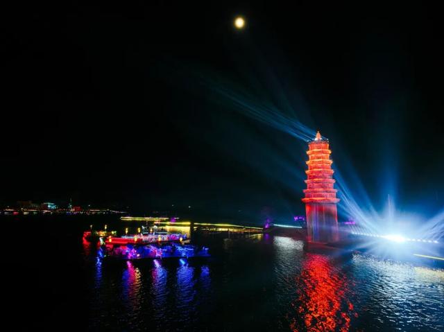 夜宴浩江湖！“超级月亮”与凌云塔共辉，沅江新夜景美出圈