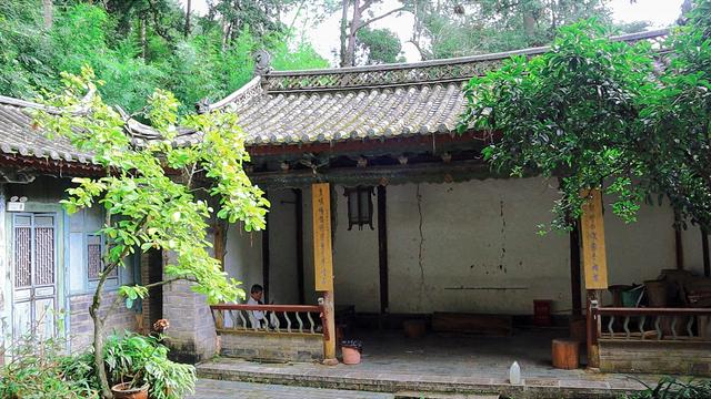 明代白龙寺，徐霞客到此一游，百年茶花，白龙盘锯而成潭