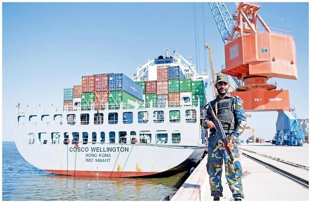 一位美国军官放话，如果中美开战，千万别炸中国港口，留着自己用