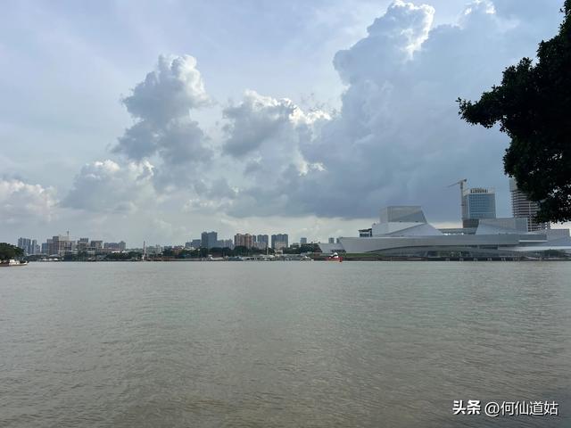 白鹅潭，水阔高楼细，波长行船稀
