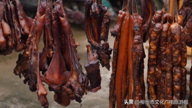 跟着AI游三江丨一口酸，一碗茶，一场宴，吃懂三江侗寨的人间烟火！