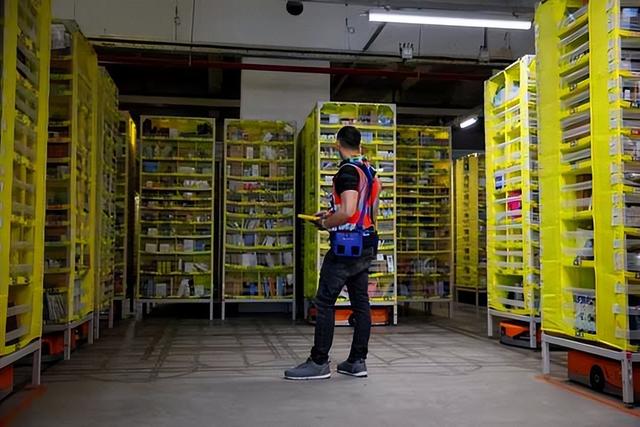 亚马逊3万白领失业！老板直言AI能干活，科技圈裁员潮再升级