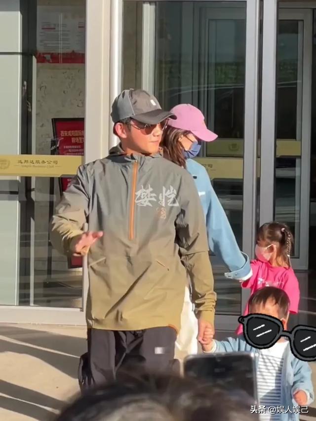 网友偶遇郑恺一家，儿女活泼可爱，老婆身材哇塞，郑恺则稍显发福
