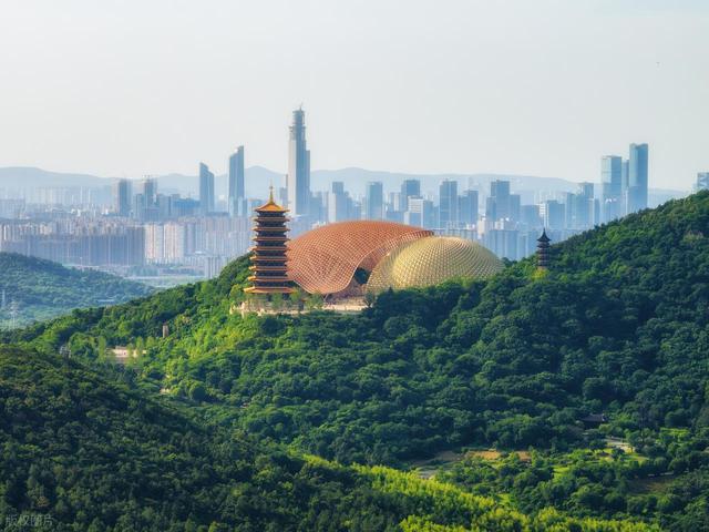 有人说，在成都面前，南京就是一座“小城市”，事实果真如此吗？