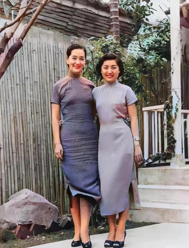 1947年，两位旗袍美女的合影，右边的微胖女孩，蒋经国追了一辈子