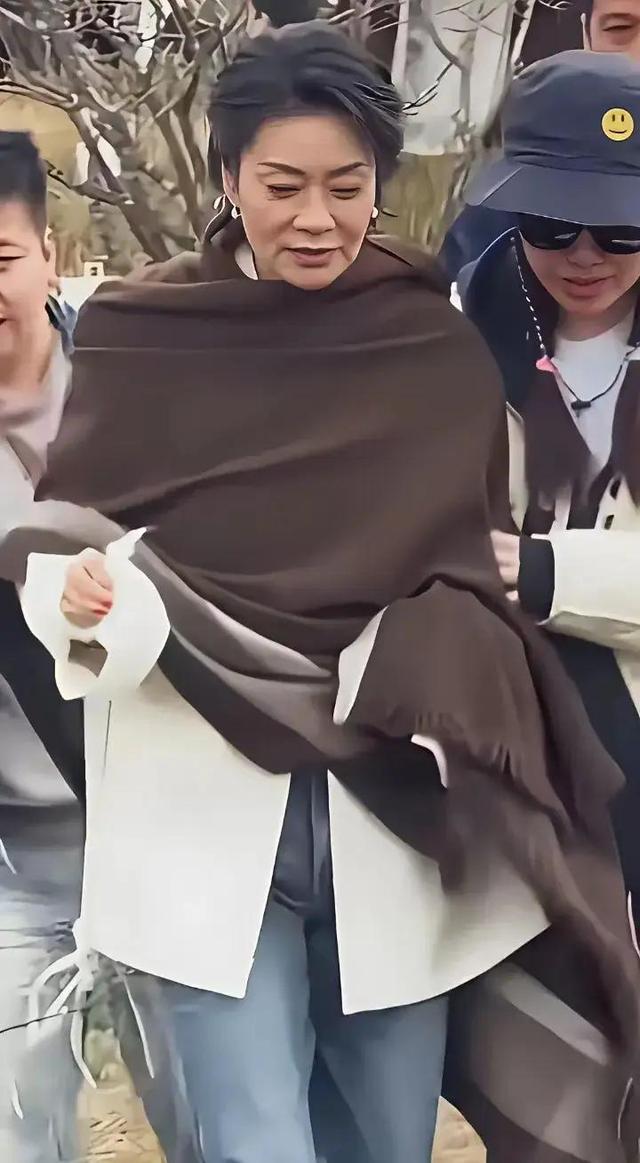 好久好久没见她，年轻时候多美，才六十多老成这样了 走路要搀扶了