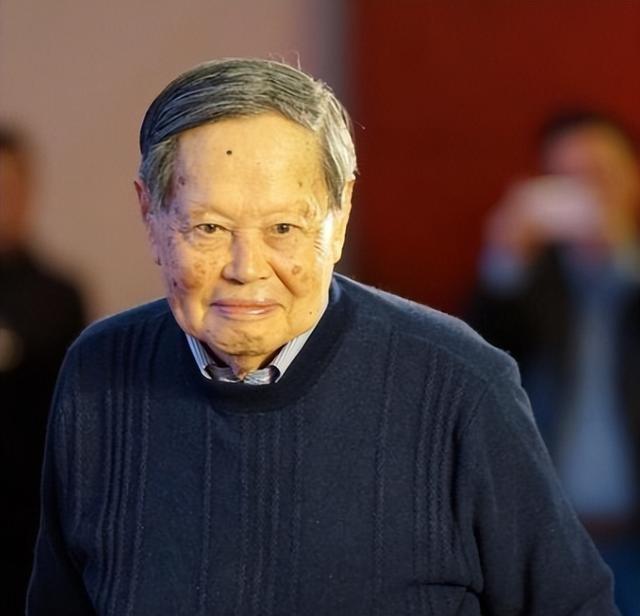 翁帆也没想到，丈夫杨振宁去世后，竟因生前一个举动再次口碑暴涨