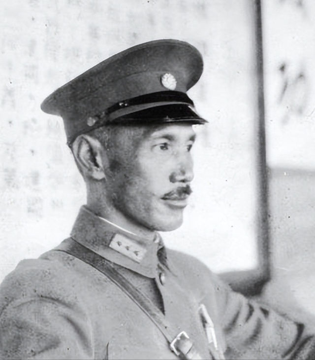 1949年老蒋派人暗杀傅作义，结果女特务莫名死在床上，这是为何？