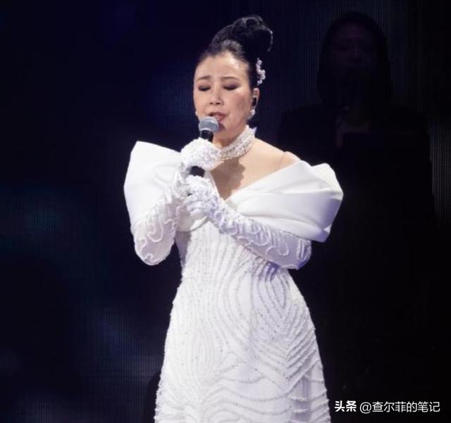 78岁连路都走不稳还开演唱会，全网骂声一片	，她却扬言回馈粉丝
