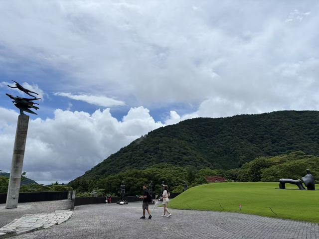 雨中游雕刻之森美术馆