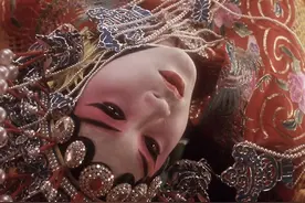 重温《霸王别姬》：白虹过颈桃花绽，来生不做程蝶衣。图片