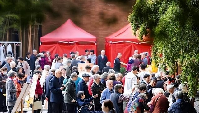 中国将迎来人口死亡高峰！22年1041万人去世，23年1110万，去年呢