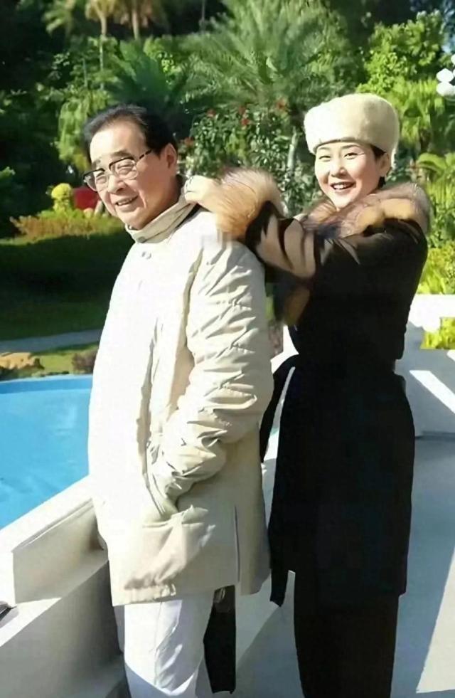 1997年	，李鹏总理全家在玉泉山游玩，难得团聚，女儿女婿罕见出镜