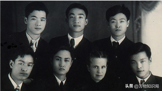 李鹏总理儿媳罕见留影，五官端正长相大气，爷爷功勋卓著比肩元帅