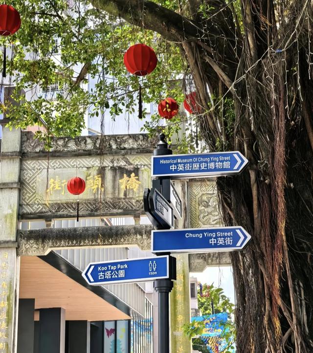 中英街是深圳八景之一，在沙头角，那里有界碑石