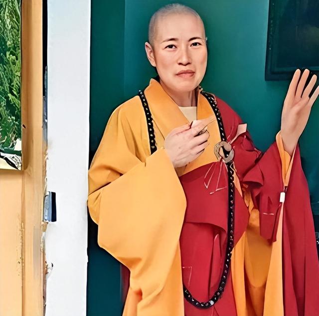 风流尼姑释智定：白天念经晚上夜店，东窗事发时，屋里还藏着假发